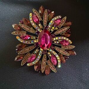 Magenta brooch EUC with oval center acrylic stone & accents in a floral design